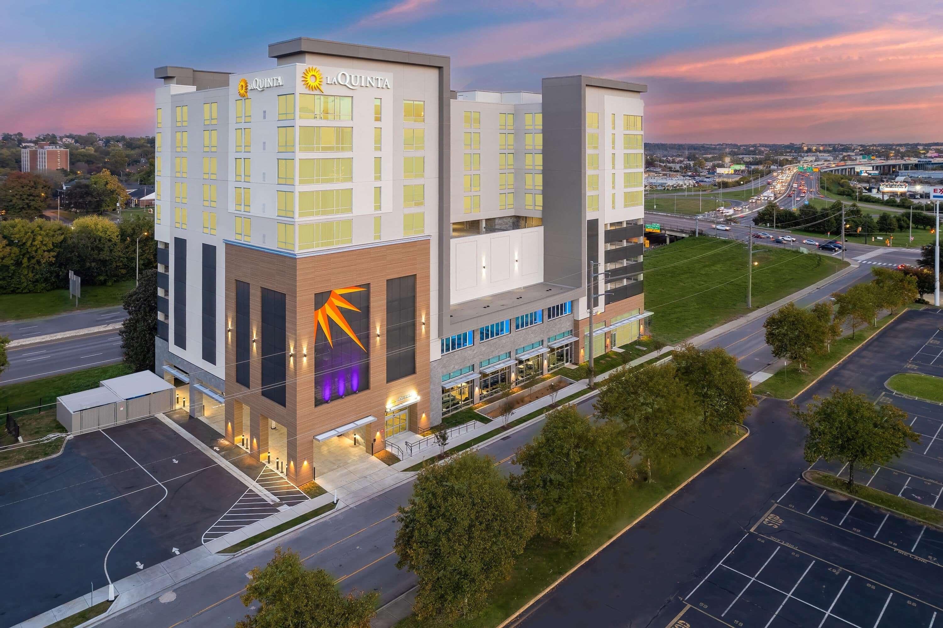 La Quinta Inn & Suites By Wyndham Nashville Downtown Stadium Extérieur photo
