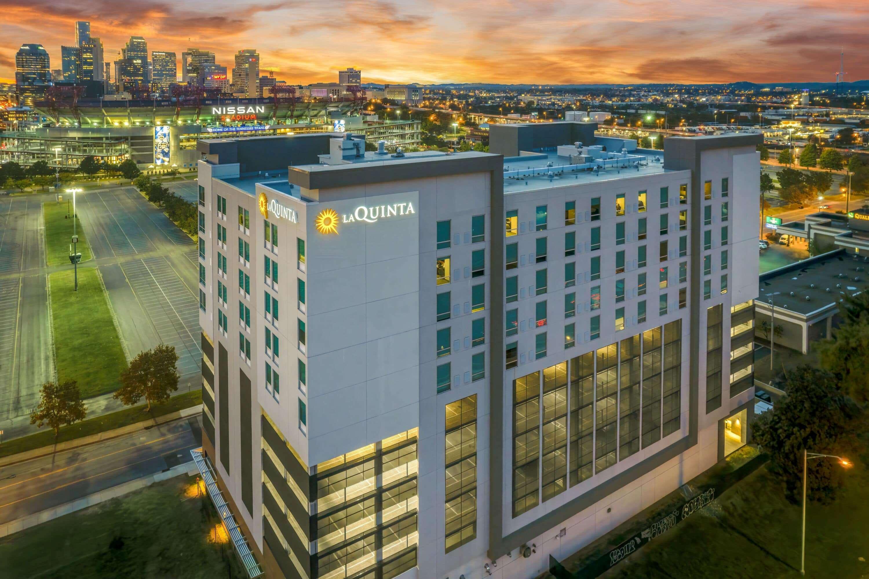 La Quinta Inn & Suites By Wyndham Nashville Downtown Stadium Extérieur photo